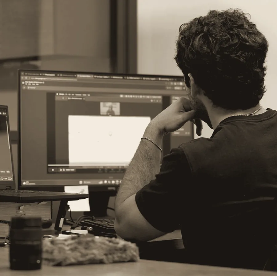 Rodrigo trabajando con Claude en su escritorio